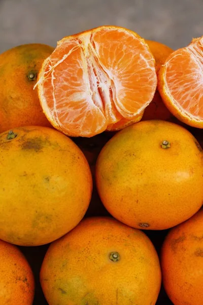 Fruta naranja madura es delicioso en el mercado —  Fotos de Stock