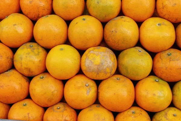 Fruta naranja madura es delicioso en el mercado — Foto de Stock