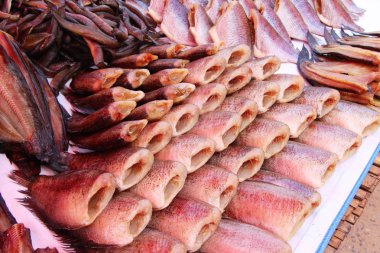 belgili tanımlık çarşı içinde yemek pişirmek için kurutulmuş balık