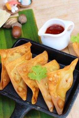 Çıtır çıtır kızarmış domuz eti köfte soslu lezzetli