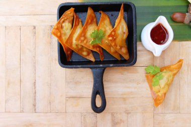 Çıtır çıtır kızarmış domuz eti köfte soslu lezzetli