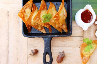 Çıtır çıtır kızarmış domuz eti köfte soslu lezzetli