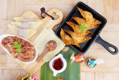 Çıtır çıtır kızarmış domuz eti köfte soslu lezzetli