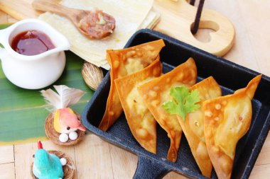 Çıtır çıtır kızarmış domuz eti köfte soslu lezzetli