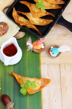 Çıtır çıtır kızarmış domuz eti köfte soslu lezzetli