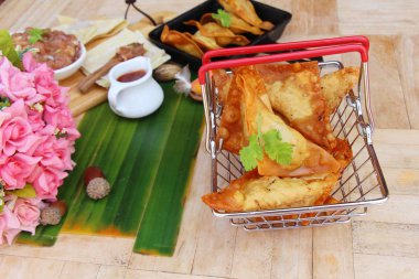 Çıtır çıtır kızarmış domuz eti köfte soslu lezzetli