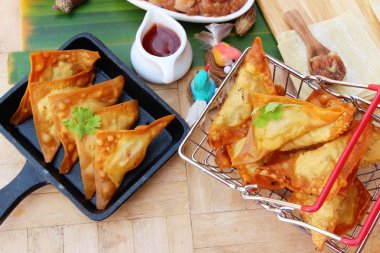 Çıtır çıtır kızarmış domuz eti köfte soslu lezzetli