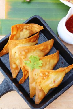 Çıtır çıtır kızarmış domuz eti köfte soslu lezzetli