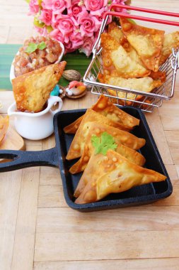 Çıtır çıtır kızarmış domuz eti köfte soslu lezzetli