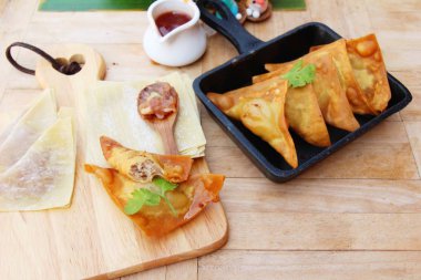 Çıtır çıtır kızarmış domuz eti köfte soslu lezzetli