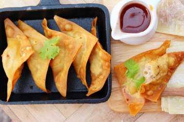 Çıtır çıtır kızarmış domuz eti köfte soslu lezzetli