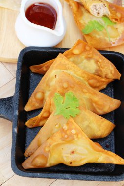 Çıtır çıtır kızarmış domuz eti köfte soslu lezzetli