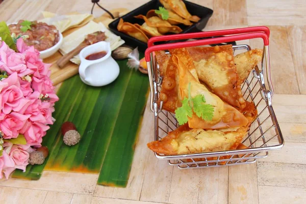 Çıtır çıtır kızarmış domuz eti köfte soslu lezzetli