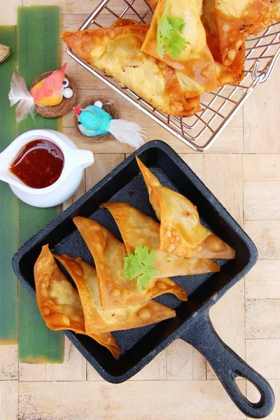 Çıtır çıtır kızarmış domuz eti köfte soslu lezzetli