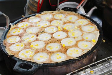 Hindistan cevizi sütü karıştırın şeker ve un, Tay tatlı