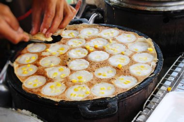 Hindistan cevizi sütü karıştırın şeker ve un, Tay tatlı