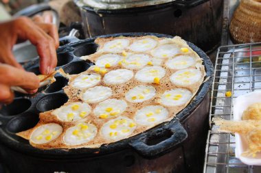 Hindistan cevizi sütü karıştırın şeker ve un, Tay tatlı