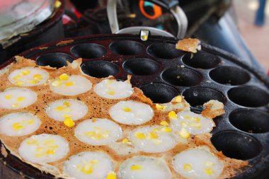 Hindistan cevizi sütü karıştırın şeker ve un, Tay tatlı