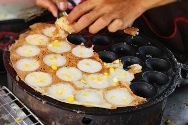 Hindistan cevizi sütü karıştırın şeker ve un, Tay tatlı