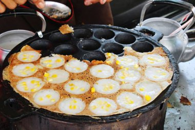 Hindistan cevizi sütü karıştırın şeker ve un, Tay tatlı