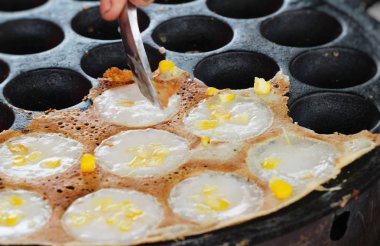 Hindistan cevizi sütü karıştırın şeker ve un, Tay tatlı