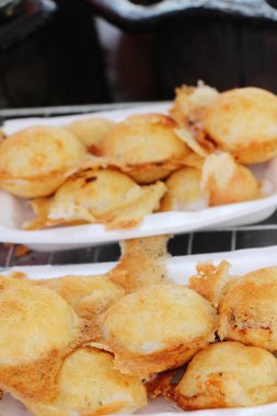 Hindistan cevizi sütü karıştırın şeker ve un, Tay tatlı