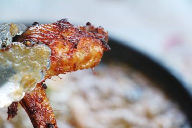 Kızarmış tavuk tavada lezzetlidir