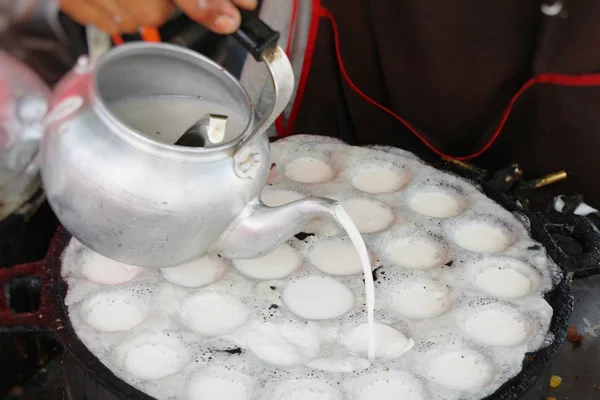 Kokosmelk Meng suiker en meel, Thaise dessert — Stockfoto