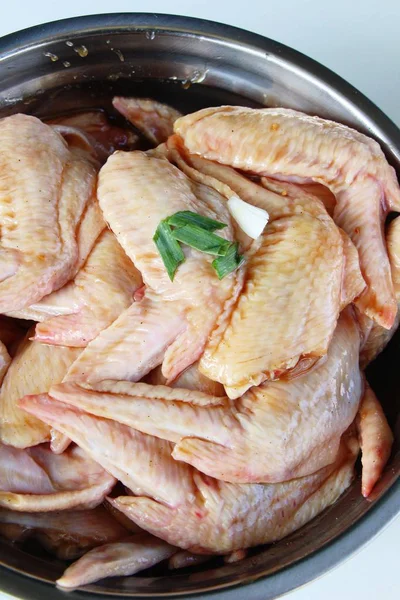 Hacer alitas de pollo es delicioso para la parrilla — Foto de Stock