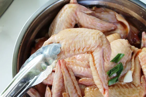 Fare le ali di pollo è delizioso per grigliate — Foto Stock