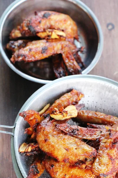 Frango frito é delicioso em comida de rua — Fotografia de Stock