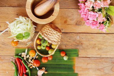 Ahşap arka plan üzerinde baharatlı papaya salatası yapmak