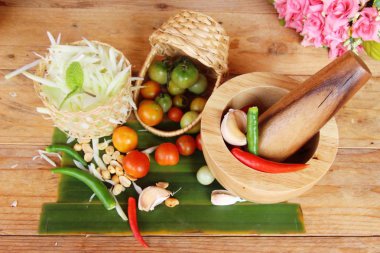 Ahşap arka plan üzerinde baharatlı papaya salatası yapmak