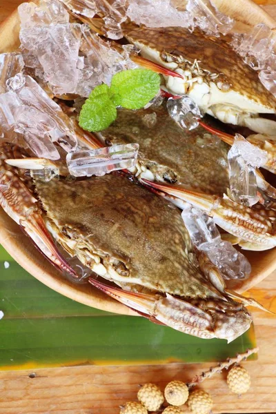 Crabe sur glace pour la cuisson sur fond de bois — Photo