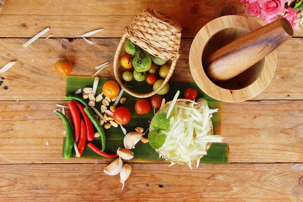 Herstellung von würzigem Papaya-Salat auf Holz-Hintergrund — Stockfoto