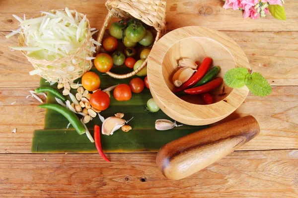 Herstellung von würzigem Papaya-Salat auf Holz-Hintergrund — Stockfoto