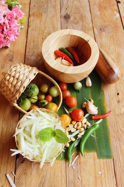 Making spicy papaya salad on wood background — Stock Photo, Image