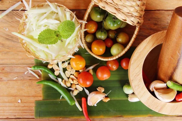 Making spicy papaya salad on wood background — Stock Photo, Image