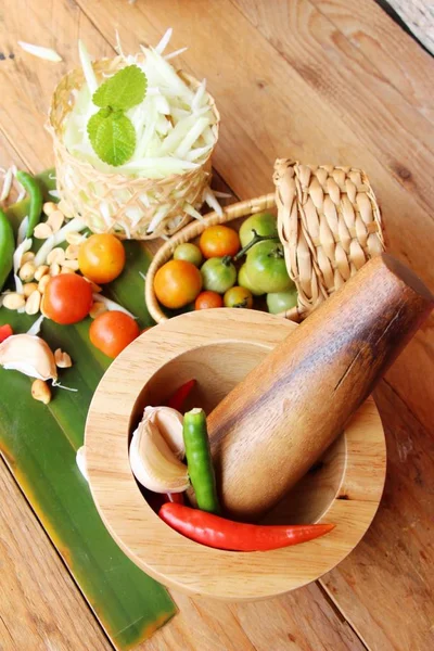 Making spicy papaya salad on wood background — Stock Photo, Image