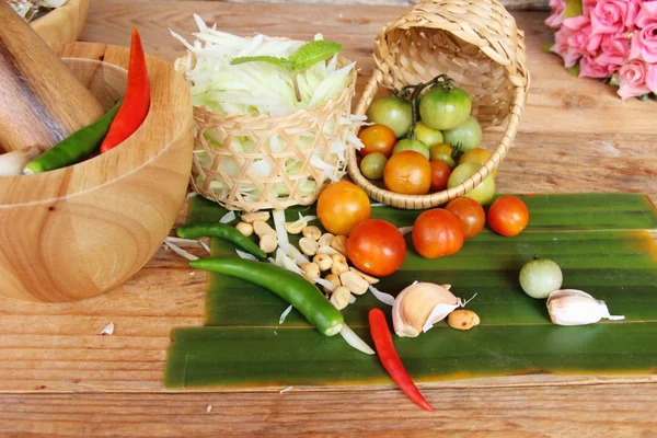 Fare insalata di papaia piccante su sfondo di legno — Foto Stock