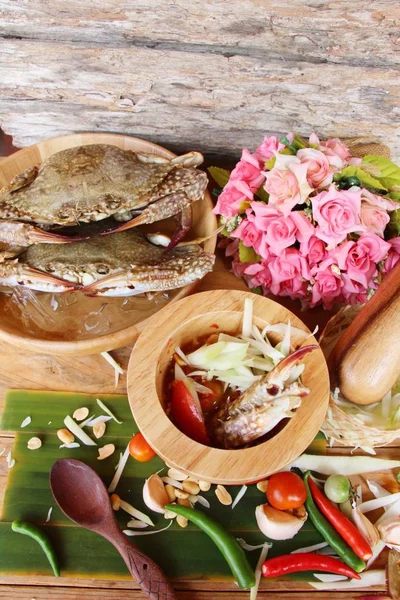 Ensalada de papaya picante con cangrejo es delicioso — Foto de Stock