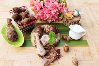 Ahşap zemin üzerine şeker ile haşlanmış taro