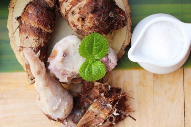 Ahşap zemin üzerine şeker ile haşlanmış taro