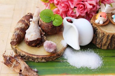 Ahşap zemin üzerine şeker ile haşlanmış taro