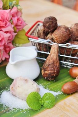 Ahşap zemin üzerine şeker ile haşlanmış taro