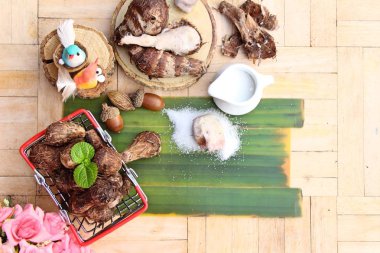 Ahşap zemin üzerine şeker ile haşlanmış taro