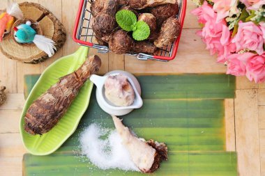 Ahşap zemin üzerine şeker ile haşlanmış taro