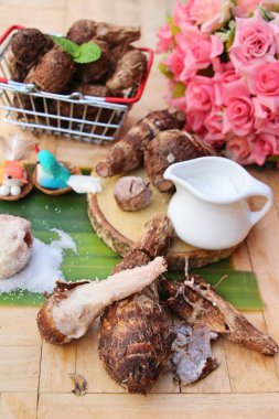 Ahşap zemin üzerine şeker ile haşlanmış taro