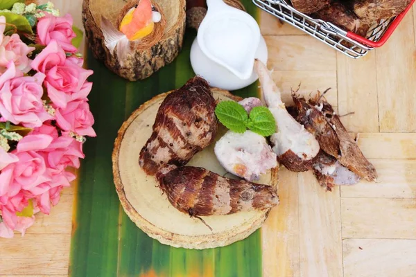 Taro bollito con zucchero su fondo legno — Foto Stock