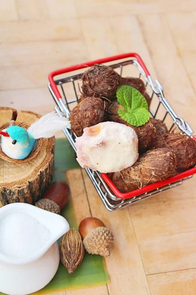 Taro bollito con zucchero su fondo legno — Foto Stock